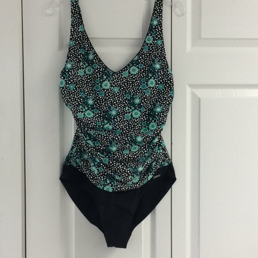 Lascana 1-piece bathing suit w/underwire & lining
